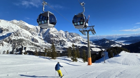 Skiles voor volwassenen tijdens de wintersportvakantie.